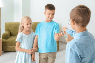 Küçük bir gayrimenkul, yeni evden müşterilere ev içi anahtar veriyor.