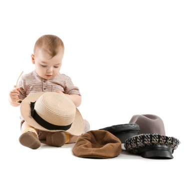 Beyaz arka planda şık şapkaları olan şirin bir bebek.