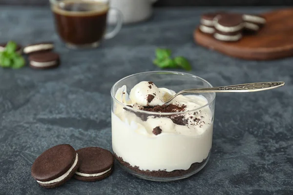 Склянка зі смачним морозивом та шоколадним печивом на темному фоні — стокове фото
