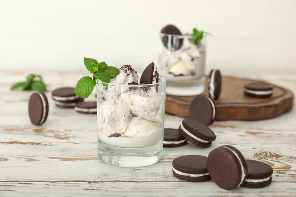 Склянка зі смачним морозивом та шоколадним печивом на столі — стокове фото