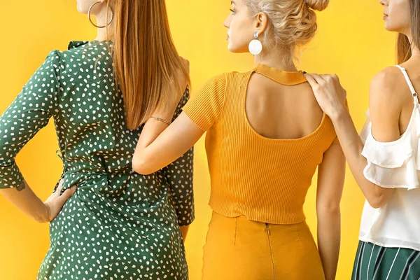 Renkli arka planda güzel genç kadınlar. Birlik kavramı — Stok fotoğraf