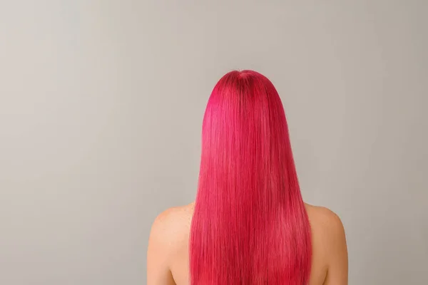 Bella giovane donna con colore dei capelli insolito su sfondo chiaro — Foto Stock