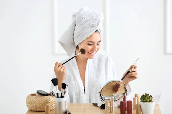 Manhã de bela jovem mulher aplicando maquiagem em casa — Fotografia de Stock