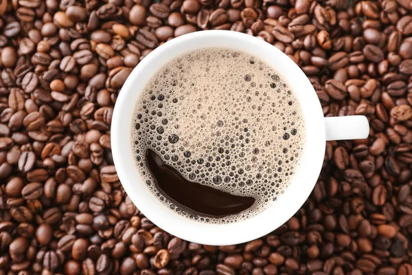Kopje hete koffie op bonen — Stockfoto