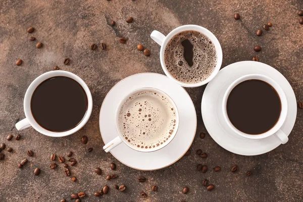 Xícaras de café quente no fundo cinza — Fotografia de Stock