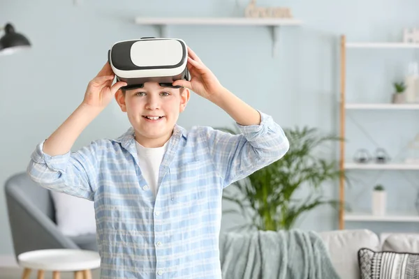 Little boy with virtual reality glasses at home — Stock Photo, Image