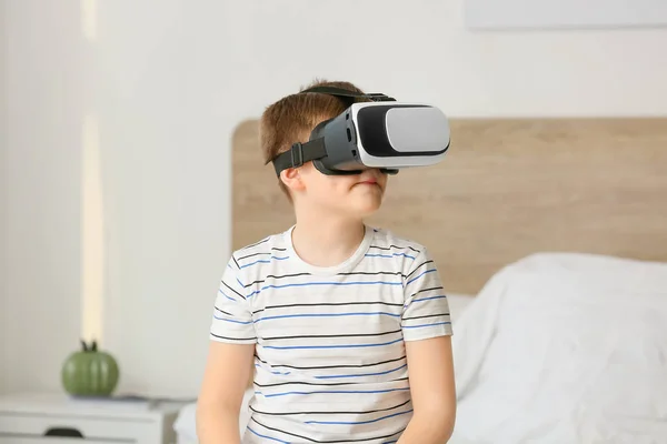 Little boy with virtual reality glasses in bedroom — Stock Photo, Image