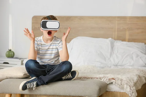 Little boy with virtual reality glasses in bedroom — Stock Photo, Image