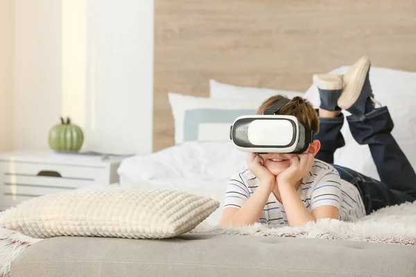 Little boy with virtual reality glasses in bedroom — Stock Photo, Image