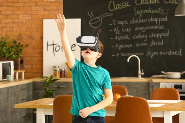 Little boy with virtual reality glasses in kitchen — Stock Photo, Image