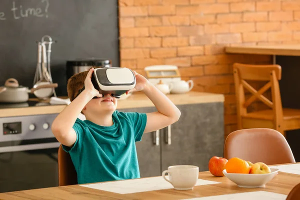Little boy with virtual reality glasses in kitchen — Stock Photo, Image