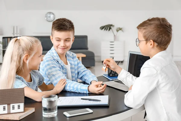 Little real estate agent working with clients in office — Stock Photo, Image