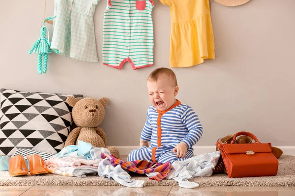 Bebê bonito com roupas elegantes e acessórios em casa — Fotografia de Stock