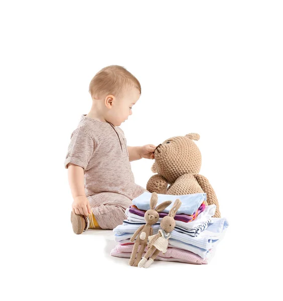Leuke baby met stijlvolle kleding en speelgoed op witte achtergrond — Stockfoto