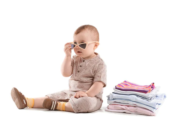 Lindo bebé con ropa elegante sobre fondo blanco — Foto de Stock