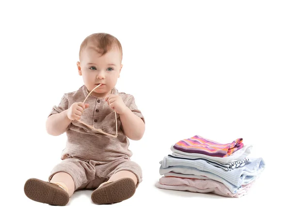 Nettes Baby mit stilvoller Kleidung auf weißem Hintergrund — Stockfoto