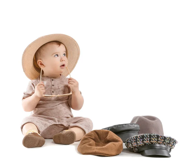 Bébé mignon avec des chapeaux élégants sur fond blanc — Photo