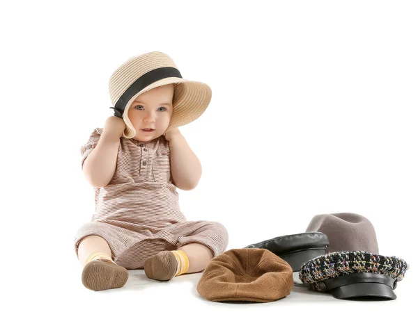 Bambino carino con cappelli alla moda su sfondo bianco — Foto Stock