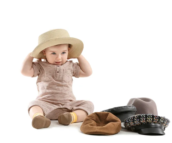 Bambino carino con cappelli alla moda su sfondo bianco — Foto Stock