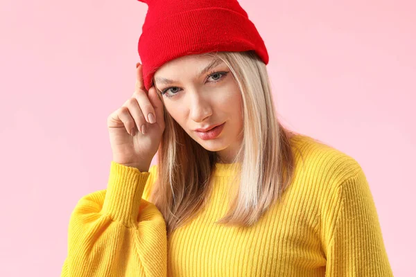 Mujer joven en suéter cálido sobre fondo de color — Foto de Stock