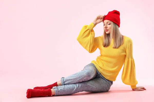 Mujer joven en suéter cálido sobre fondo de color — Foto de Stock