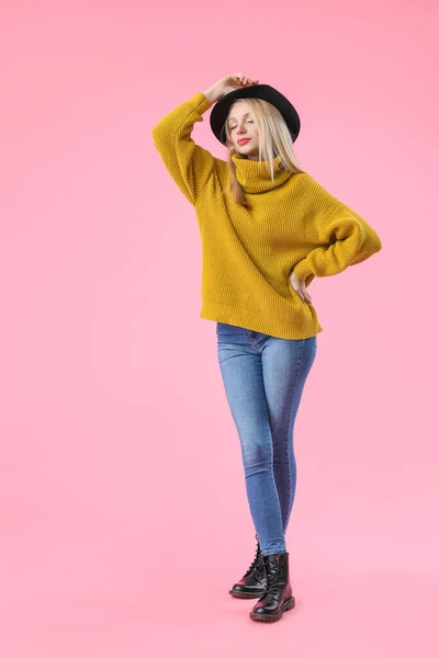 Young woman in warm sweater on color background — Stock Photo, Image