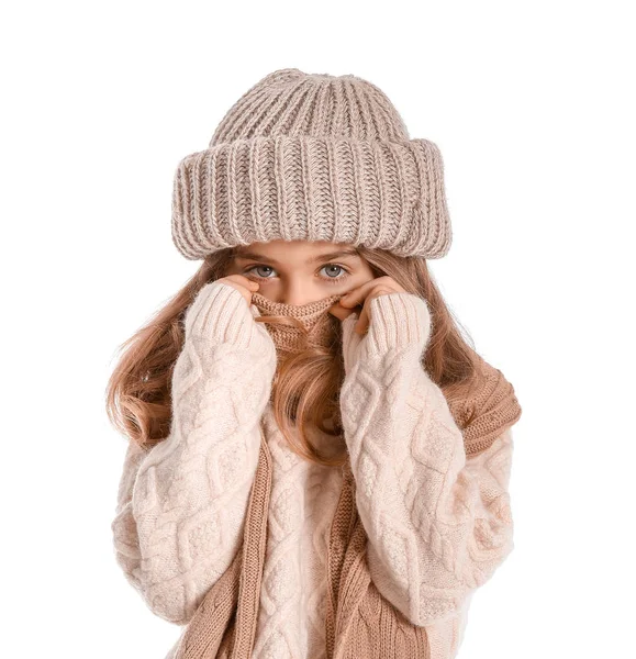 Carino bambina in abiti invernali su sfondo bianco — Foto Stock