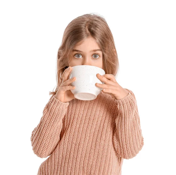 Menina bonito com xícara de chocolate quente no fundo branco — Fotografia de Stock