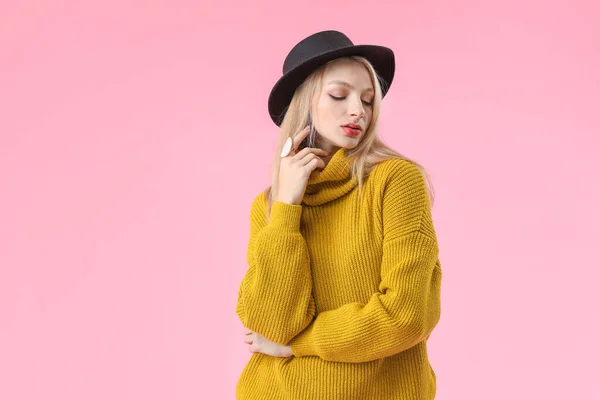 Mujer joven en suéter cálido sobre fondo de color —  Fotos de Stock