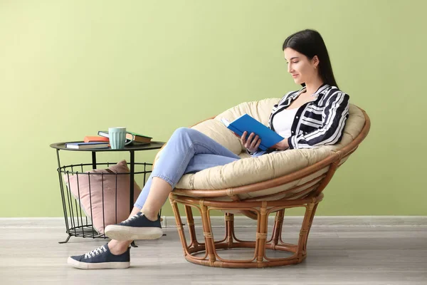 Young woman reading book at home — Stock Photo, Image