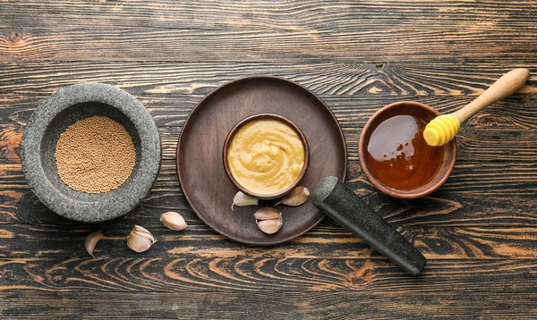 Bowl of tasty honey mustard sauce with ingredients on wooden background — Stock Photo, Image