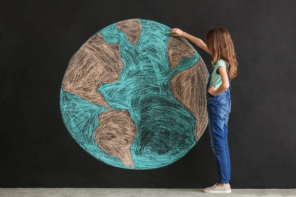 Menina desenhando planeta no fundo escuro. Celebração do Dia da Terra — Fotografia de Stock