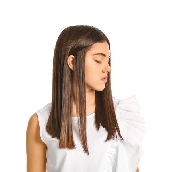 Mujer joven con hermoso cabello liso sobre fondo blanco — Foto de Stock