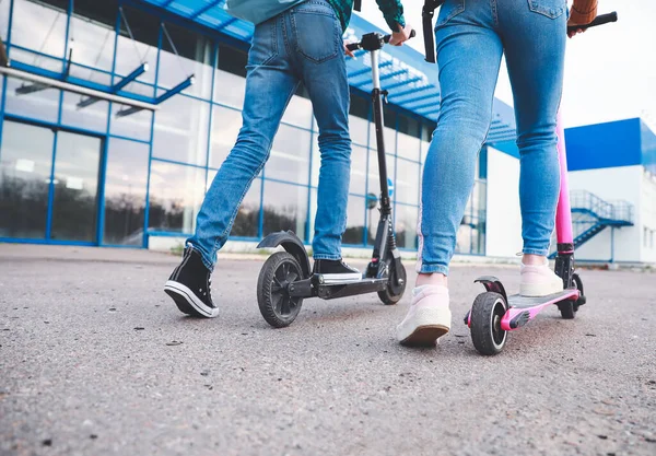 Actieve Tieners Rijden Kick Scooters Buiten — Stockfoto
