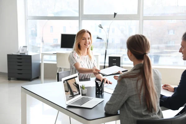 Commission Des Ressources Humaines Interviewant Une Femme Fonction — Photo