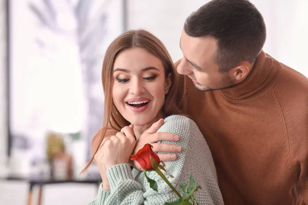 Kafede Romantik Bir Randevuda Erkek Arkadaşından Çiçek Alan Güzel Bir — Stok fotoğraf