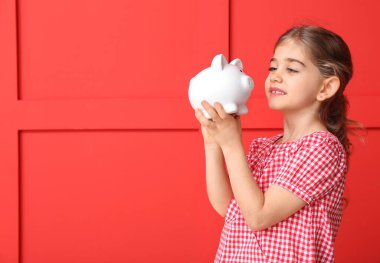 Kumbara renk arka plan üzerinde ile şirin kız