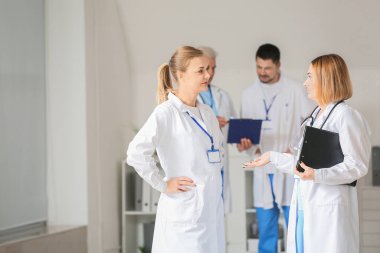 Kadın doktorlar klinikte bir şey tartışıyorlar.