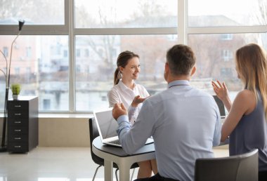 İnsan kaynakları mülakat kadın ofiste komisyon