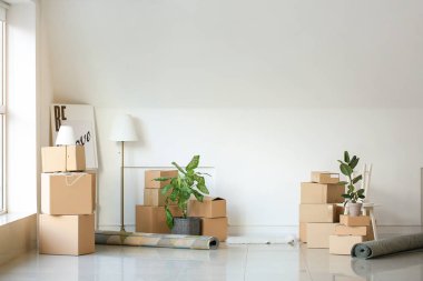 Odada eşyalarla kutular taşıma