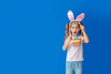 Paskalya yumurtası ve renkli tavşan kulaklı sürpriz kız.