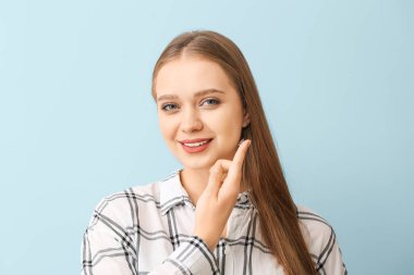 Gri arka planda kontak lensli genç kadın