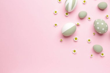 Renkli arkaplanda güzel Paskalya yumurtaları ve çiçekler