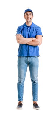 Beyaz arka planda yakışıklı teslimatçı.