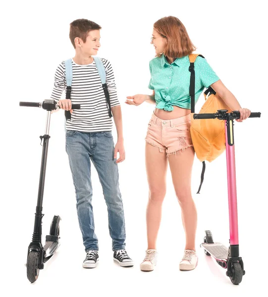 Adolescentes Ativos Com Scooters Pontapé Fundo Branco — Fotografia de Stock