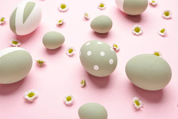 Красивые Пасхальные Яйца Цветы Цветном Фоне — стоковое фото