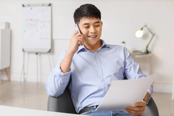 Young Asian Businessman Talking Phone Office — Stock Photo, Image