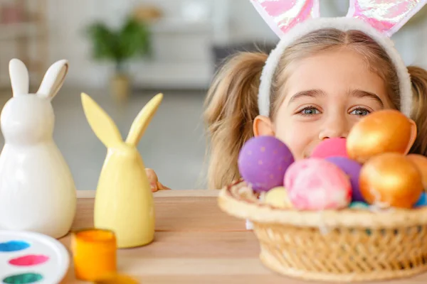 Evde Boyalı Paskalya Yumurtaları Olan Küçük Bir Kız — Stok fotoğraf