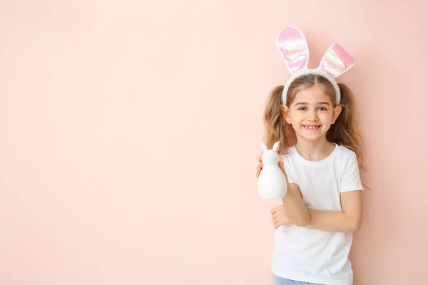 Kleines Mädchen Mit Osterhasen Auf Farbigem Hintergrund — Stockfoto