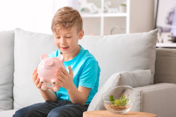 Lindo Chico Con Alcancía Casa —  Fotos de Stock